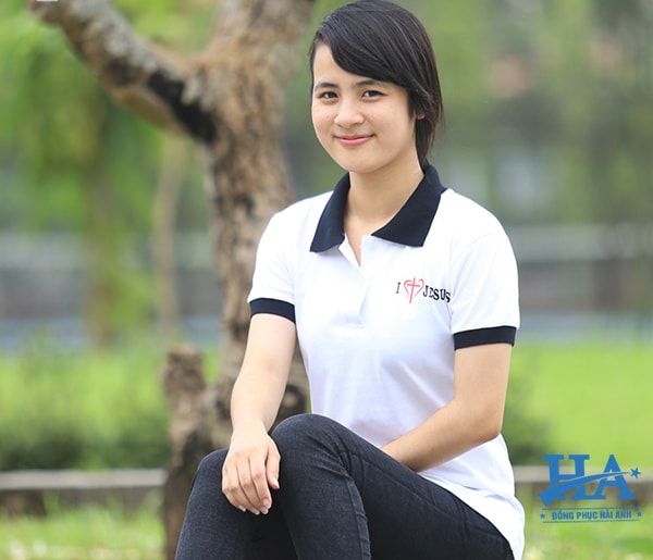 Mẫu áo đồng phục công giáo cổ bẻ mang lại sự đĩnh đạc và lịch sự cho người mặc.