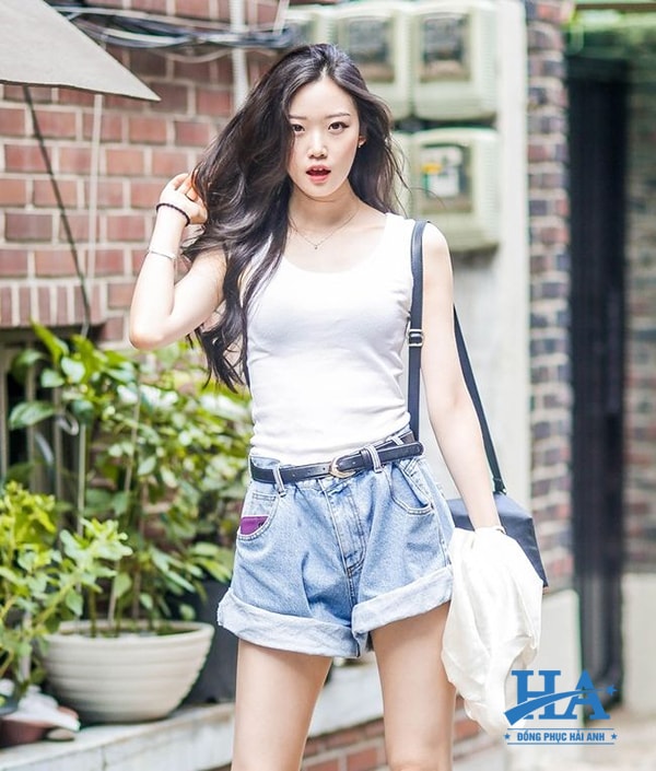 Áo ba lỗ màu trắng kết hợp với quần Short bò
