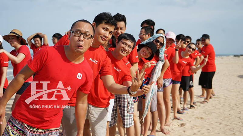 áo đồng phục công ty cổ tròn sử dụng vào các hoạt động teambuilding thú vị.