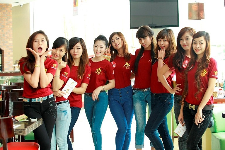 Áo đồng phục công ty cổ tròn kết hợp cùng với quần jean