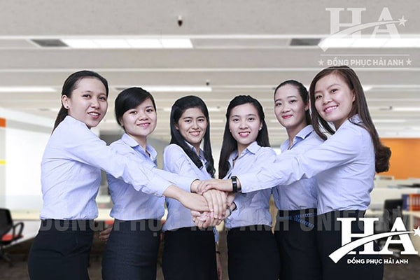 Chất lượng áo đồng phục công ty phụ thuộc vào thiết kế, chất liệu vải may,...
