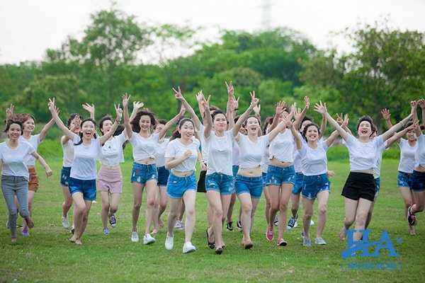 Mẫu áo lớp đồng phục màu trắng luôn nhẹ nhàng, đơn giản 