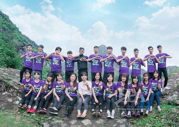 Mẫu áo đồng phục nhóm ngộ nghĩnh gam màu tím thủy chung đẹp mắt.