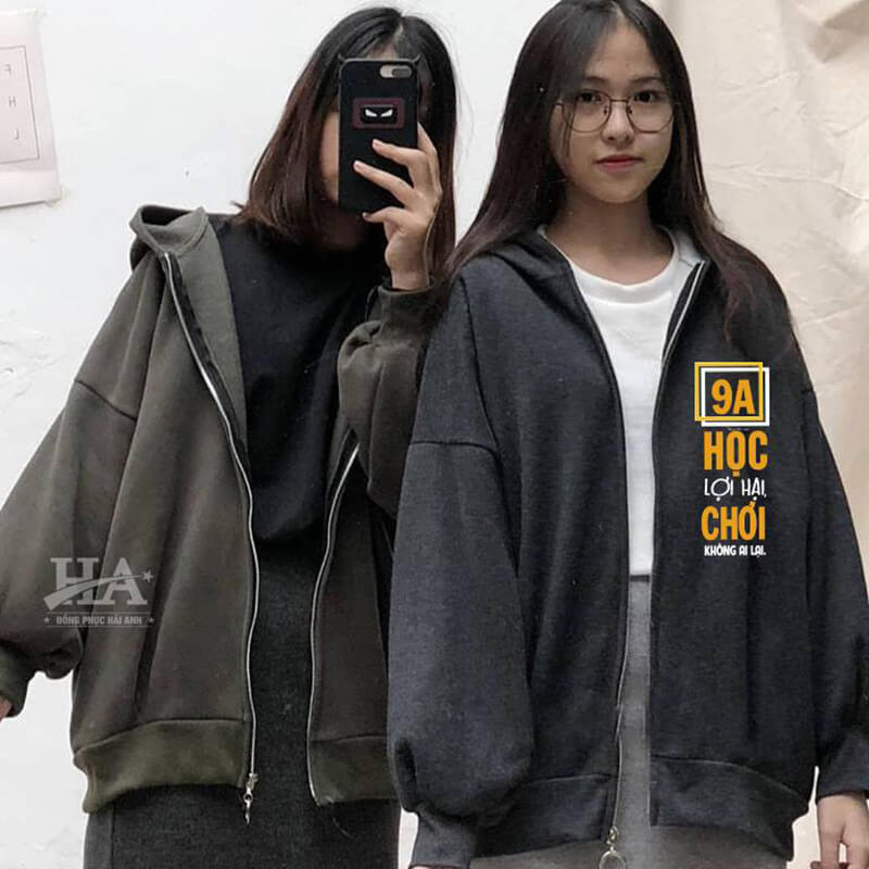Áo khoác nỉ đồng phục lớp luôn là lựa chọn thích hợp trong mùa đông lạnh giá.