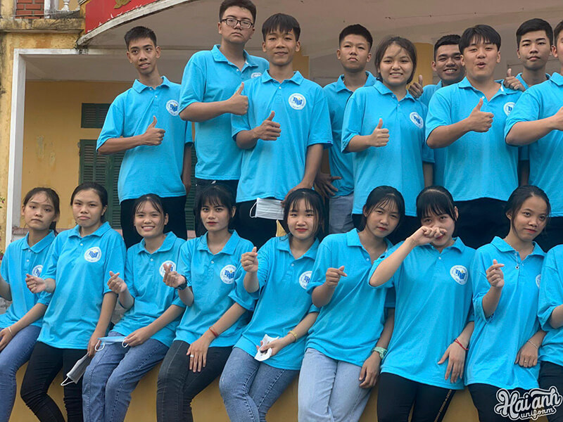 Mẫu áo lớp có cổ màu xanh trẻ trung, mang phong cách lịch sự đôi chút, phù hợp mặc trong nhiều hoàn cảnh