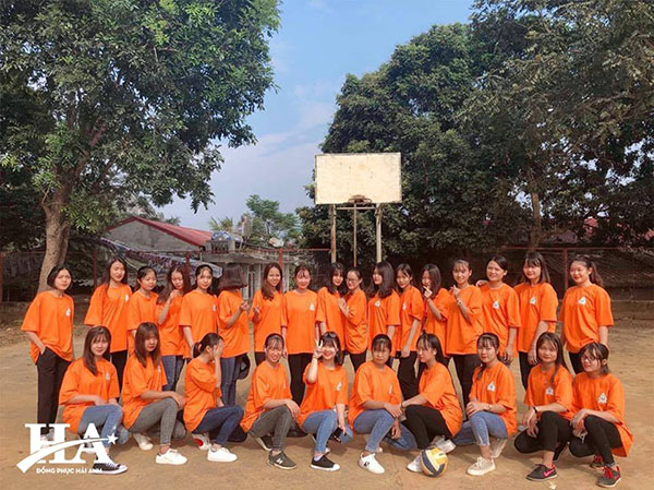 Làm áo đồng phục lớp giá rẻ đang nhận được nhiều sự quan tâm của các bạn học sinh.