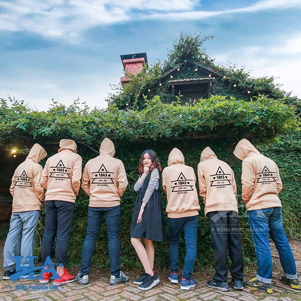 Trào lưu may áo đồng phục lớp Hoodie đang ngày càng mở rộng và phát triển tại thị trường Việt Nam. Trong thời gian gần đây xu hướng sử dụng những bộ trang phục này ngày một nhiều.