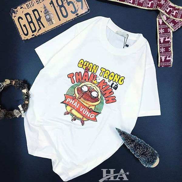 Đồng phục lớp màu trắng in slogan: "Quan trọng thần kinh phải vững"