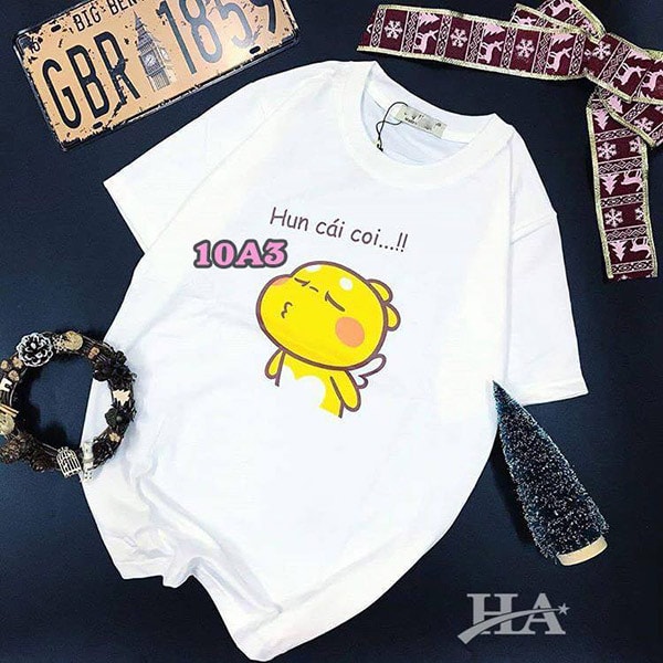 Đồng phục lớp màu trắng in slogan: "Hun cái coi 10A3"
