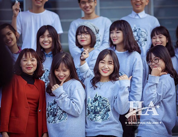Bên cạnh việc sử dụng những chiếc áo Hoodie các bạn cũng có thể lựa chọn cho mình sản phẩm áo đồng phục lớp mang phong cách Sweater siêu nổi bật.