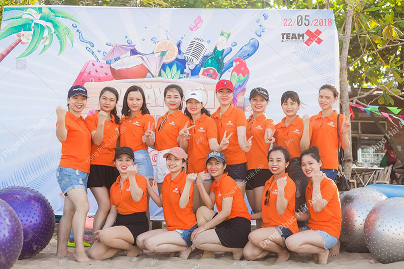 Tông màu cam làm nổi bật lên mẫu áo phông đồng phục lacoste chất lượng.