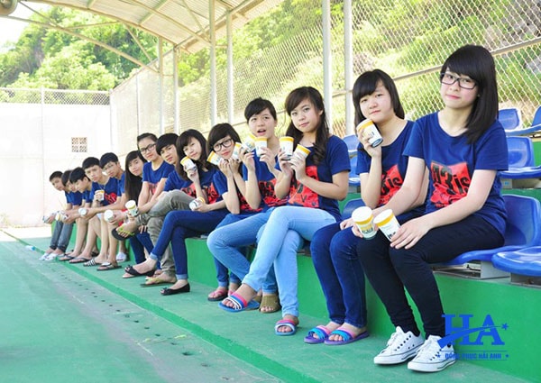 Xu hướng làm áo lớp đẹp sẽ tập trung vào màu sắc sử dụng trong may đồng phục.