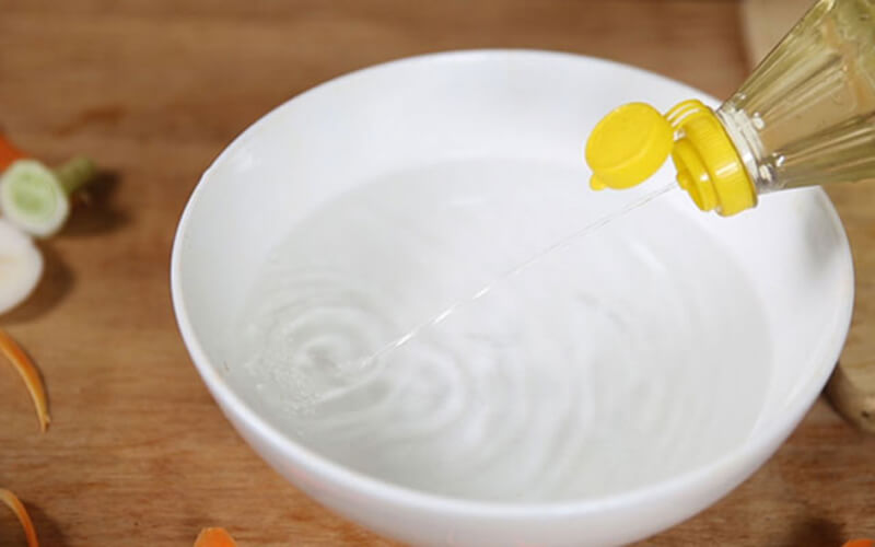 Giấm ăn là cách tẩy vết ố quần áo đơn giản, hiệu quả 