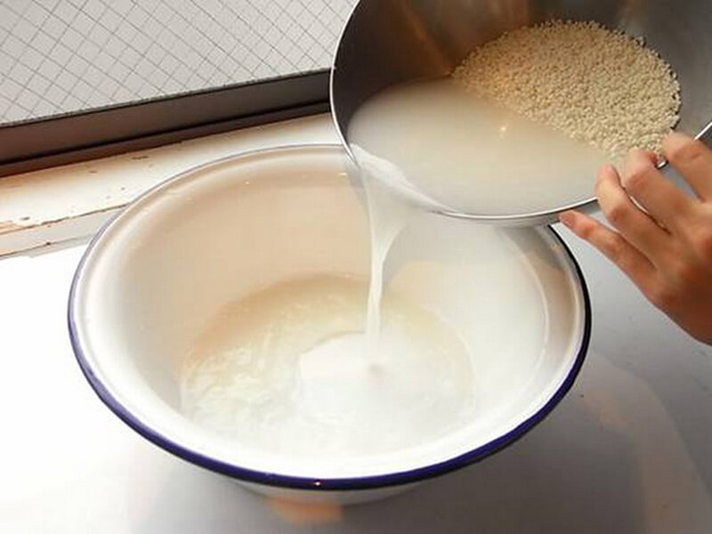 Ngoài các tác dụng làm đẹp da, sáng da cách tẩy vết ố trên quần áo với nước vo gạo cũng rất tốt