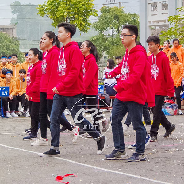 Mẫu đồng phục áo khoác nỉ lớp gam màu đỏ trẻ trung, năng động.