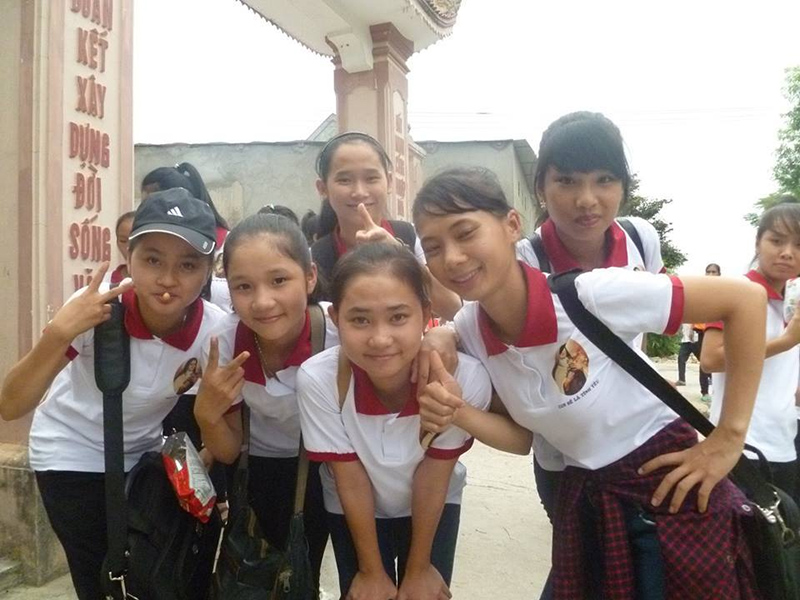 Hải Anh nhận may in đồng phục công giáo.