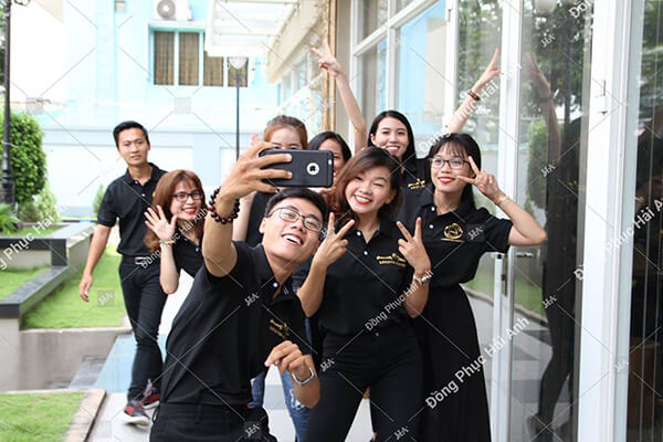 Đồng phục công ty màu đen huyền bí và không kén người mặc.