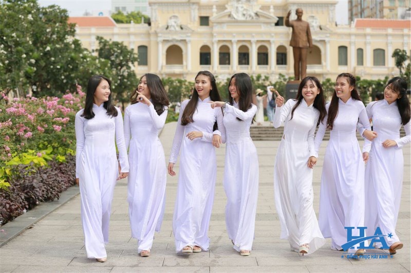 Những mẫu áo dài cũng thể hiện, khẳng định xu hướng thay đổi áo đồng phục lớp ngày càng theo chiều hướng tích cực.