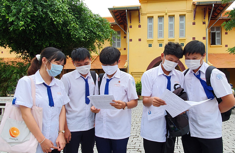 Đồng phục học sinh sơ mi trắng cách điệu mới mẻ, hiện đại