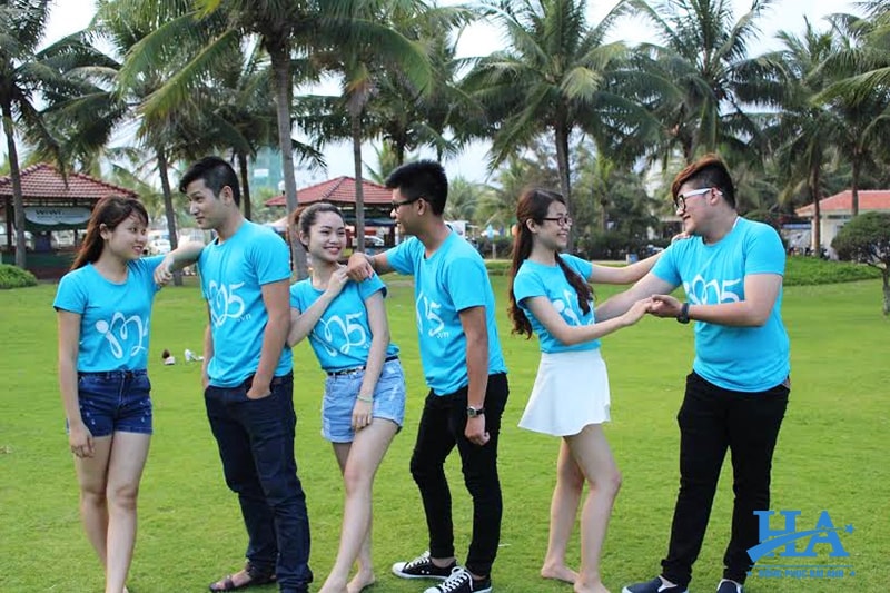 Xu hướng thay đổi áo đồng phục lớp hiện nay dừng lại ở các mẫu áo thun có vô vàn kiểu dáng thiết kế dành đến cho các bạn học sinh.