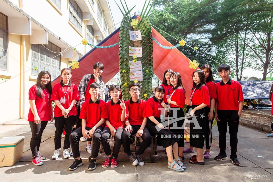 Mẫu áo đồng phục lớp màu đỏ với thiết kế họa tiết sử dụng bắt mắt, thu hút mọi đối tượng xung quanh.