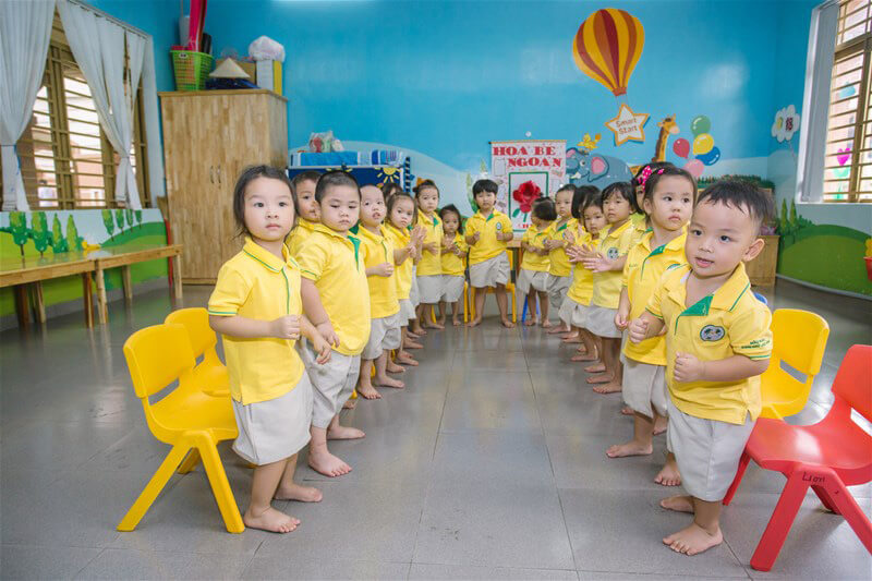 Những chiếc áo đồng phục mầm non giúp các bé thêm phần tự tin hơn trong môi trường mới.