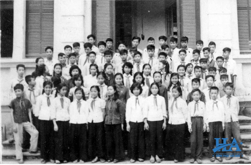 Nhắc đến xu hướng thay đổi áo đồng phục lớp phải kể đến các thiết kế từng mẫu áo sơ mi hay quần âu sẽ làm nổi bật lên các mẫu trang phục này.