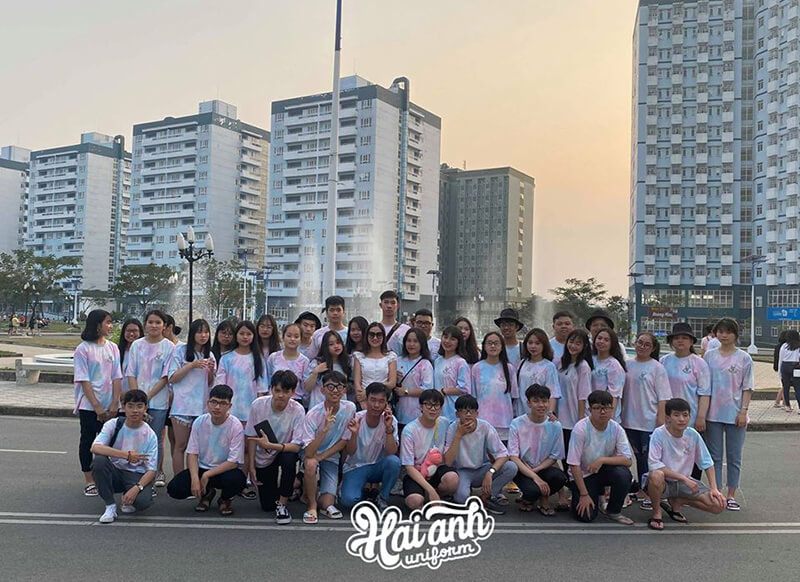 Lựa chọn chất liệu vải là bước quan trọng, quyết định đến chất lượng sản phẩm khi làm áo lớp giá rẻ ở Hòa Bình
