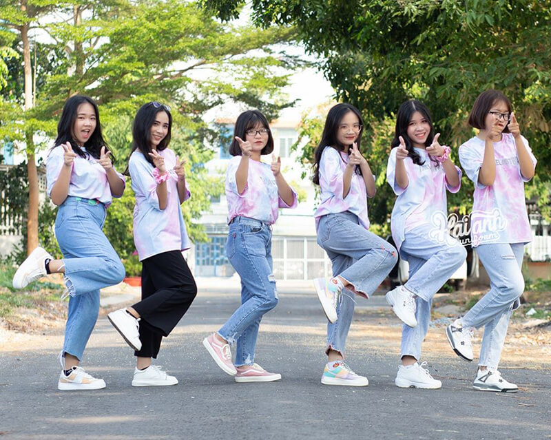 Lựa chọn chất liệu vải quyết định đến chất lượng của mẫu áo đồng phục lớp.