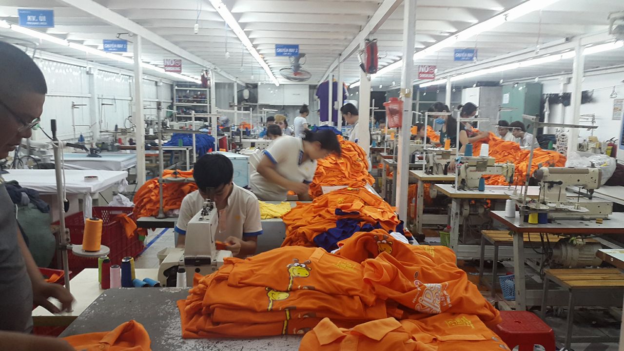 Bước may khi làm áo thun đồng phục