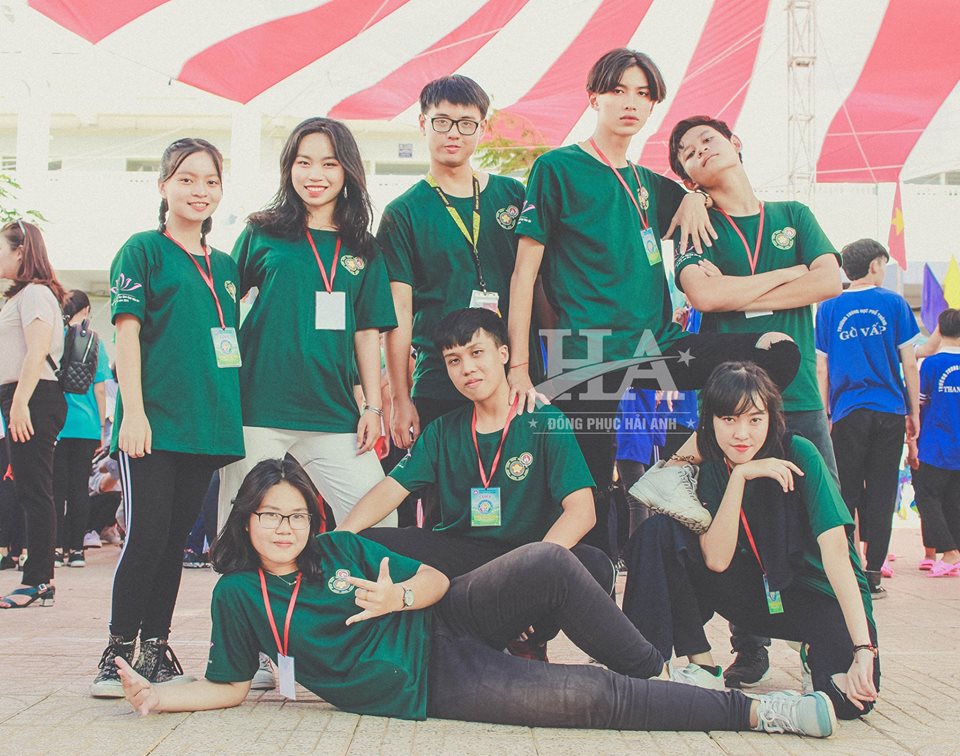 Khi chọn màu sắc làm đồng phục lớp, bạn nên chọn những gam màu đơn giản
