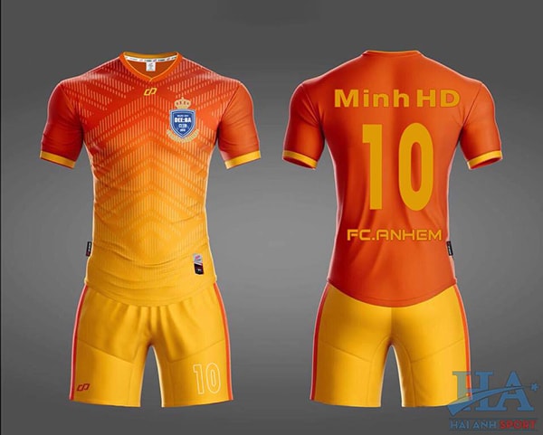 In hình thần tượng bóng đá tại đồng phục Hải Anh