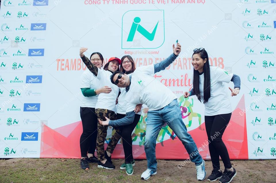 Chọn màu áo đồng phục công ty làm nổi bật màu của logo