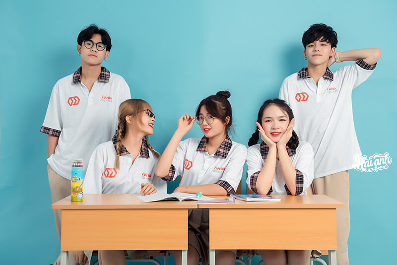 Mẫu áo đồng phục lớp màu trắng đơn giản, phù hợp với tất cả mọi người, không phân biệt giới tính