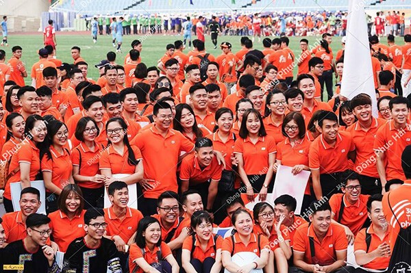 Dịch vụ may đồng phục công ty tại Hà Nội ngày một phát triển rộng rãi trên thị trường.