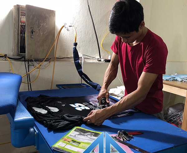 Công nghệ in tiên tiến là một trong những ưu điểm vượt trội của xưởng may đồng phục công ty tại Hà Nội của Hải Anh.