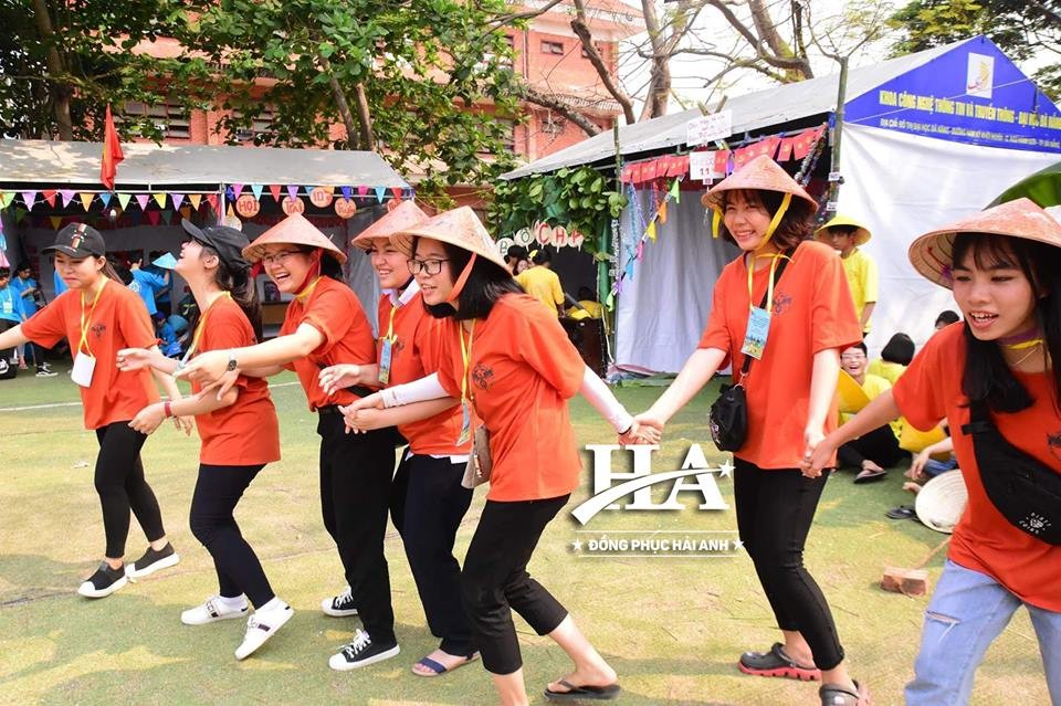 Liên quan đến chi phí may đồng phục lớp cũng là vấn đề khiến nhiều lớp đau đầu suy nghĩ