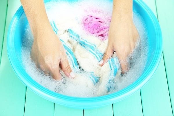 Giặt giũ áo đúng cách là một trong những mẹo giữ đồng phục luôn như mới, bền lâu