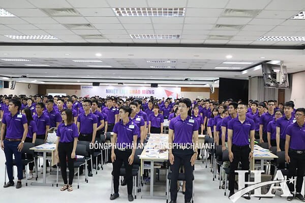 Khi phối màu áo đồng phục công ty cần quan tâm tới việc làm nổi bật logo, slogan hay dấu ấn thương hiệu