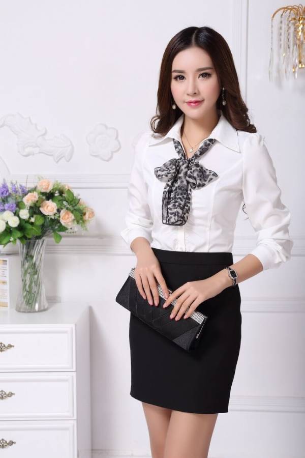 Nét thanh lịch khi kết hợp áo sơ mi và chân váy khiến nó trở thành mẫu đồng phục công sở nữ được ưa chuộng.
