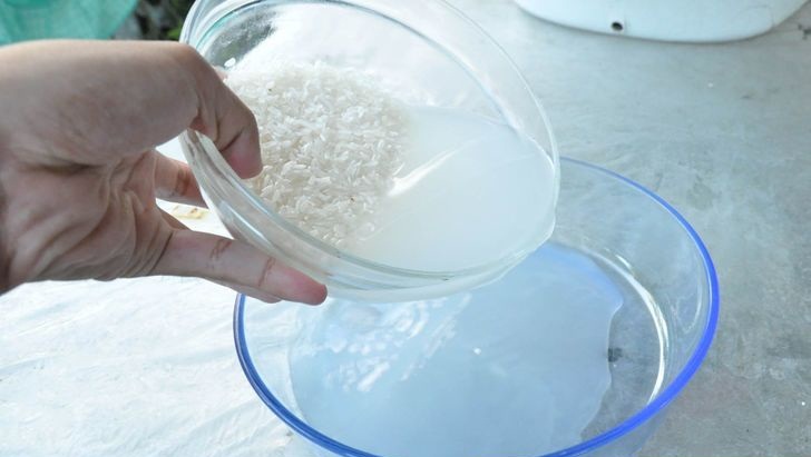 Tẩy vết ố vàng trên đồng phục áo lớp bằng nước vo gạo