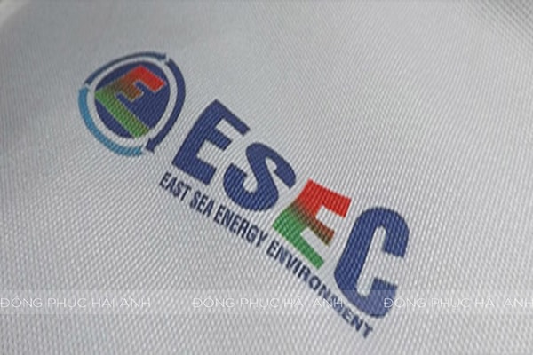 Vị trí đặt logo áo đồng phục cần dễ thấy và hài hòa với tổng thể