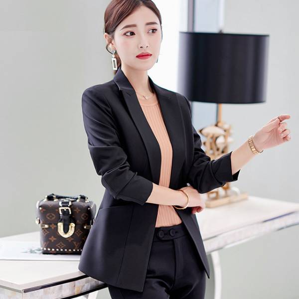 Vest luôn là mẫu đồng phục công sở nữ giới chất nhất.