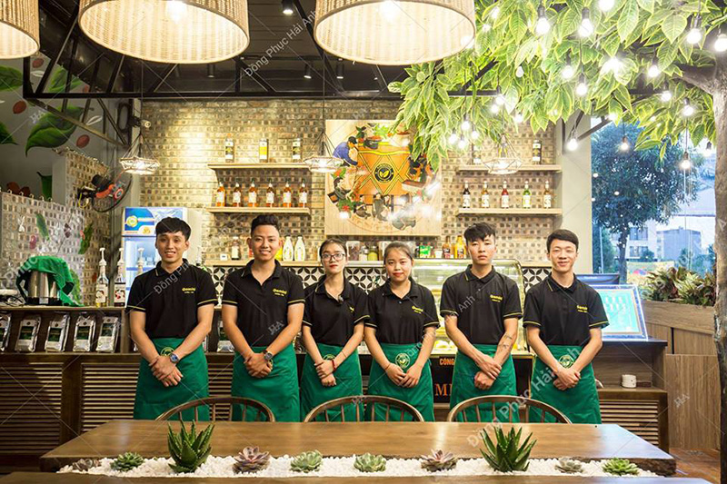 Xu hướng áo đồng phục nhà hàng mùa hè đặc trưng là áo thun mang đến cảm giác thoải mái nhất cho người mặc.