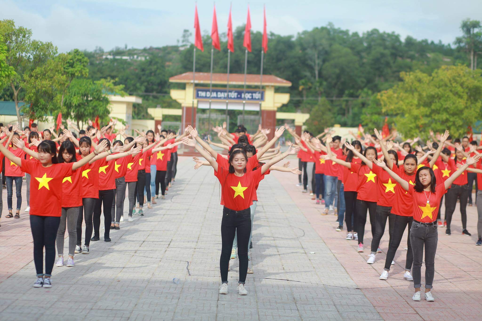 Áo cờ đỏ sao vàng được sử dụng phổ biến trong các trường học 