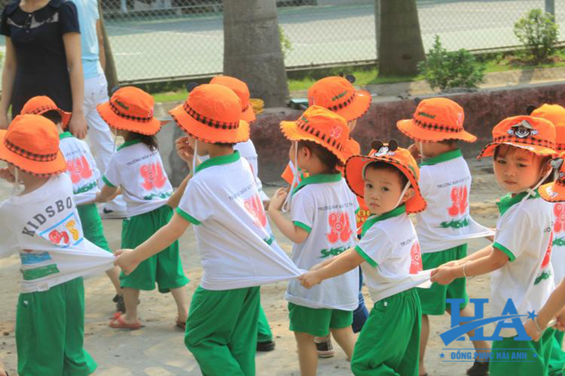 Bạn đang muốn tìm kiếm địa chỉ may đồng phục mầm non chất lượng? Hãy liên hệ đồng phục Hải Anh để có ngay một mẫu chất lượng nhất.