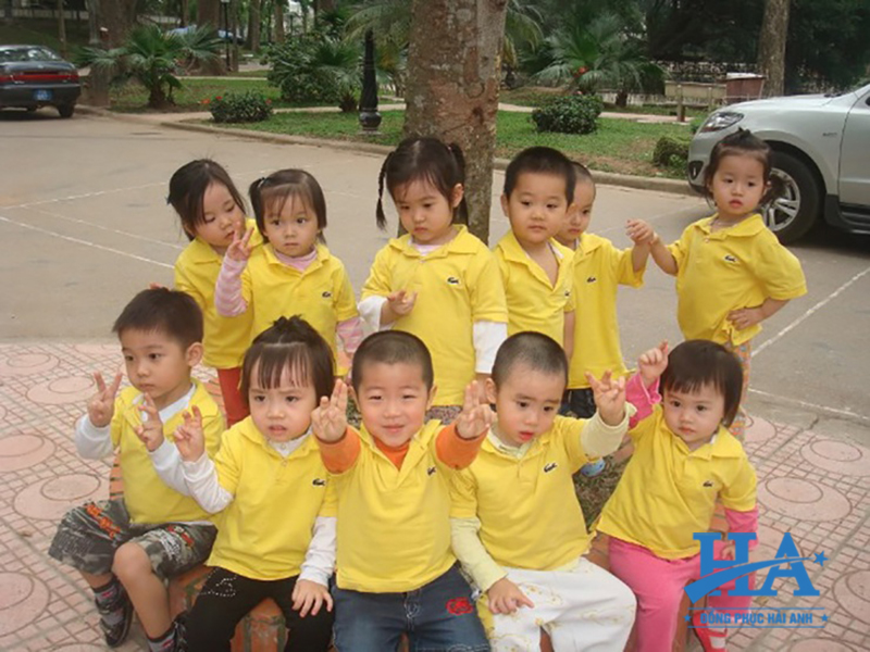 Mẫu áo đồng phục mầm non gam màu vàng nổi bật, thu hút sự quan tâm, chú ý của đông đảo mọi người.