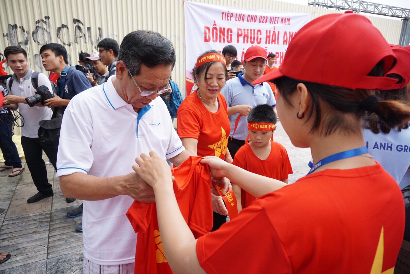 chuong-trinh-tang-1000-ao-co-do-sao-vang-mien-phi-dong-phuc-hai-anh-02