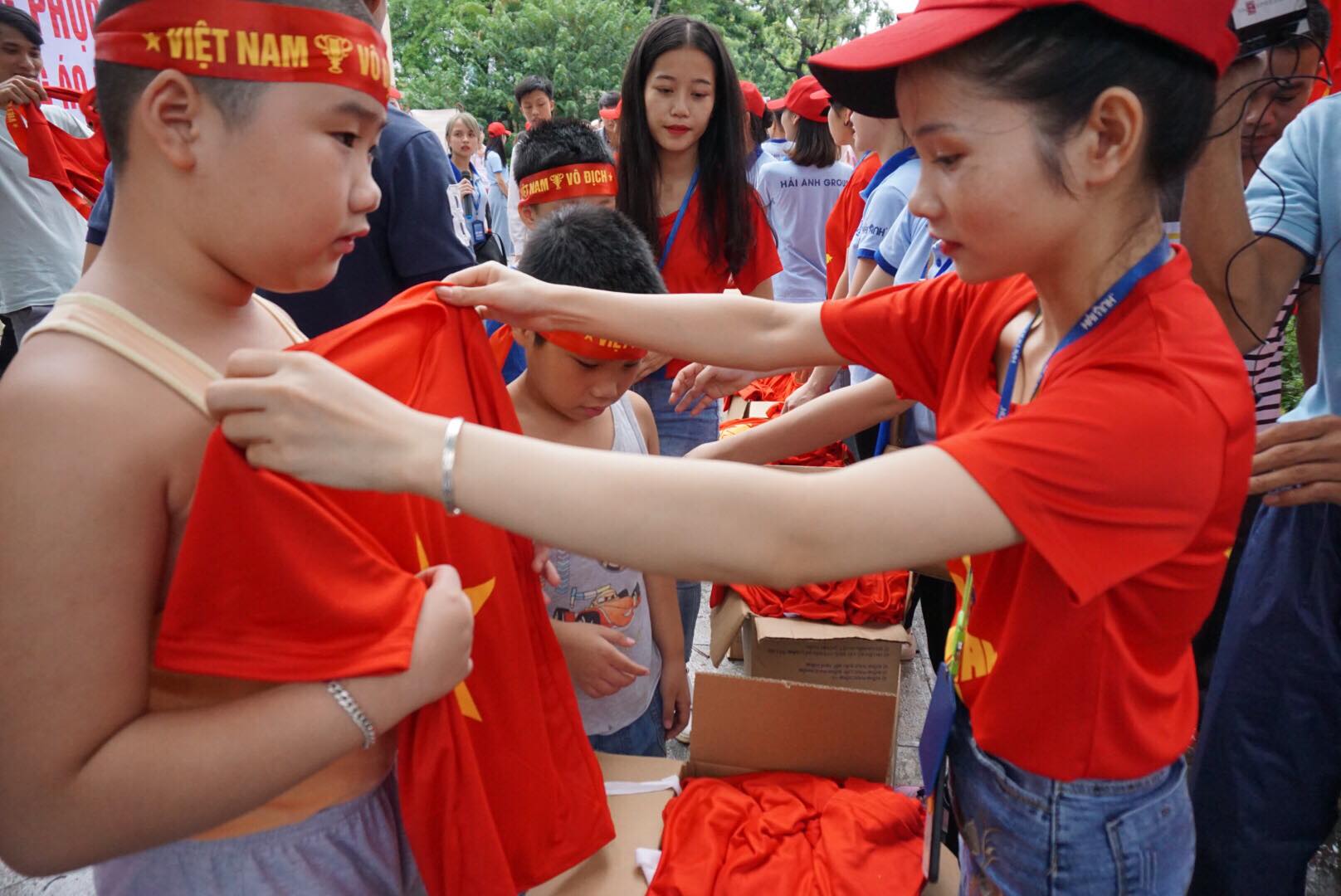 chuong-trinh-tang-1000-ao-co-do-sao-vang-mien-phi-dong-phuc-hai-anh-04