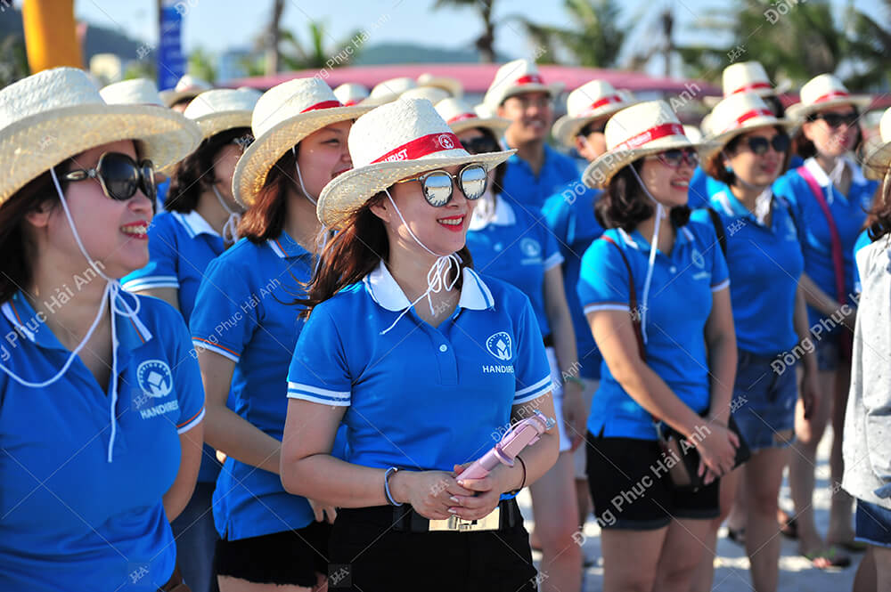 Mẫu áo đồng phục công ty màu xanh đi du lịch